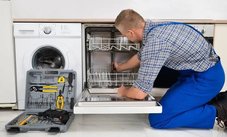 Germencik Hotpoint servisi teknisyen ekibi beyaz eşya tamiri yaparken